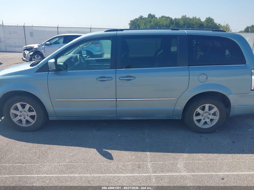 2010 CHRYSLER TOWN & COUNTRY TOURING · Фото 14