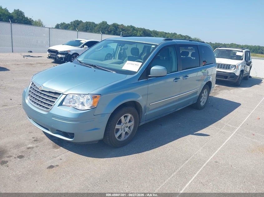 2010 CHRYSLER TOWN & COUNTRY TOURING · Фото 2