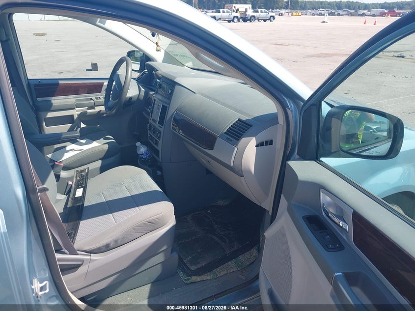2010 CHRYSLER TOWN & COUNTRY TOURING · Фото 5