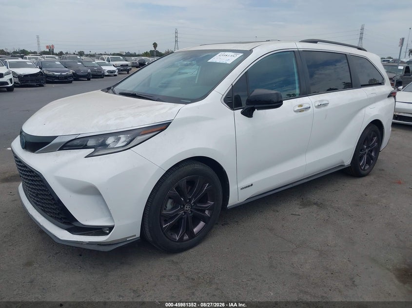 2021 Toyota Sienna Xse, Right Front, IAAI, VIN 5TDDRKEC9MS001799 — photo 2