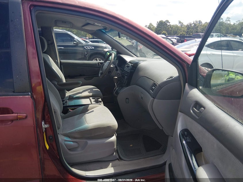 2004 TOYOTA SIENNA auction photo 5