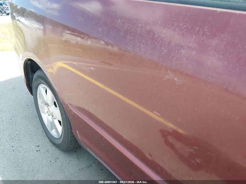 2004 TOYOTA SIENNA auction photo 6