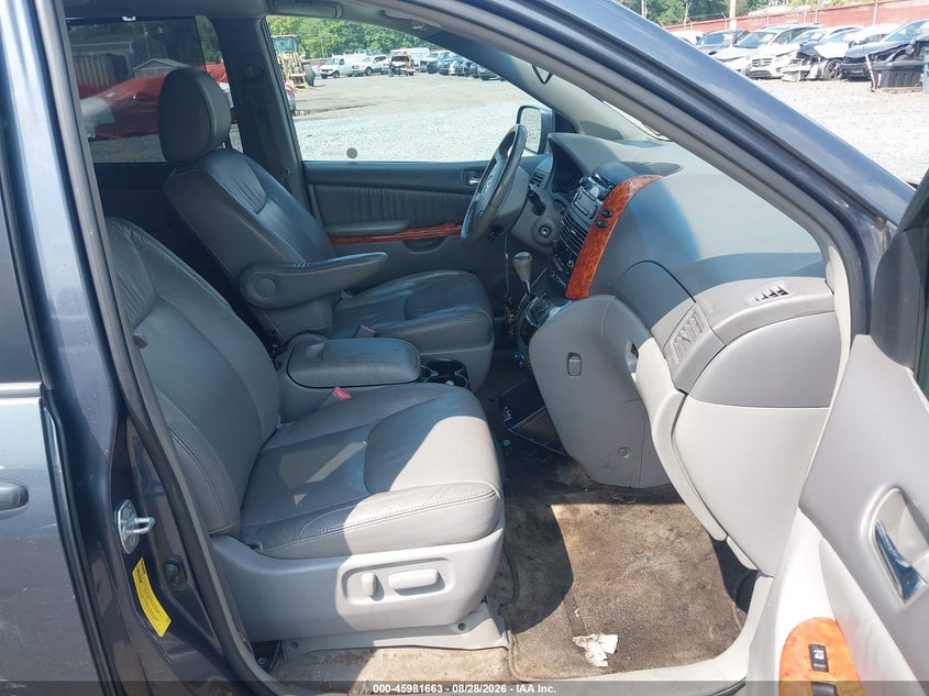 2010 TOYOTA SIENNA auction photo 5