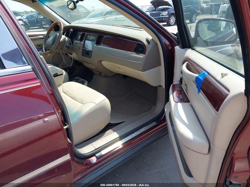 2004 LINCOLN TOWN CAR auction photo 5