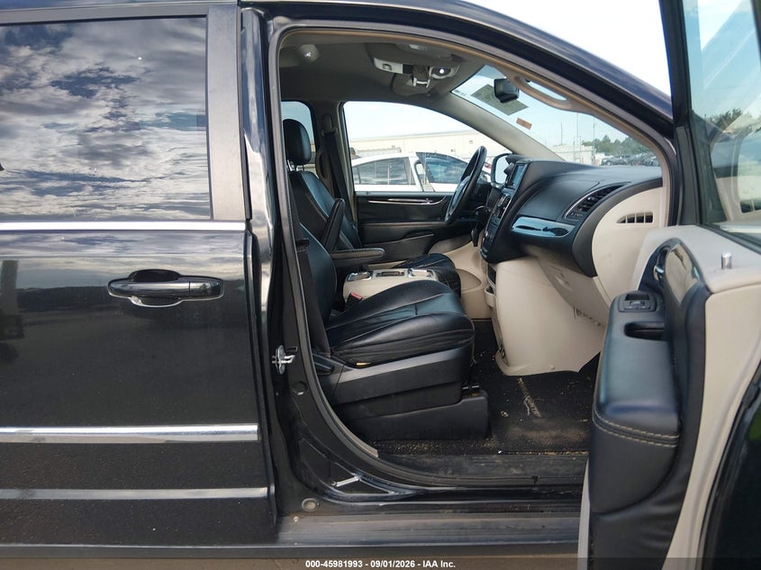 2014 CHRYSLER TOWN & COUNTRY auction photo 5