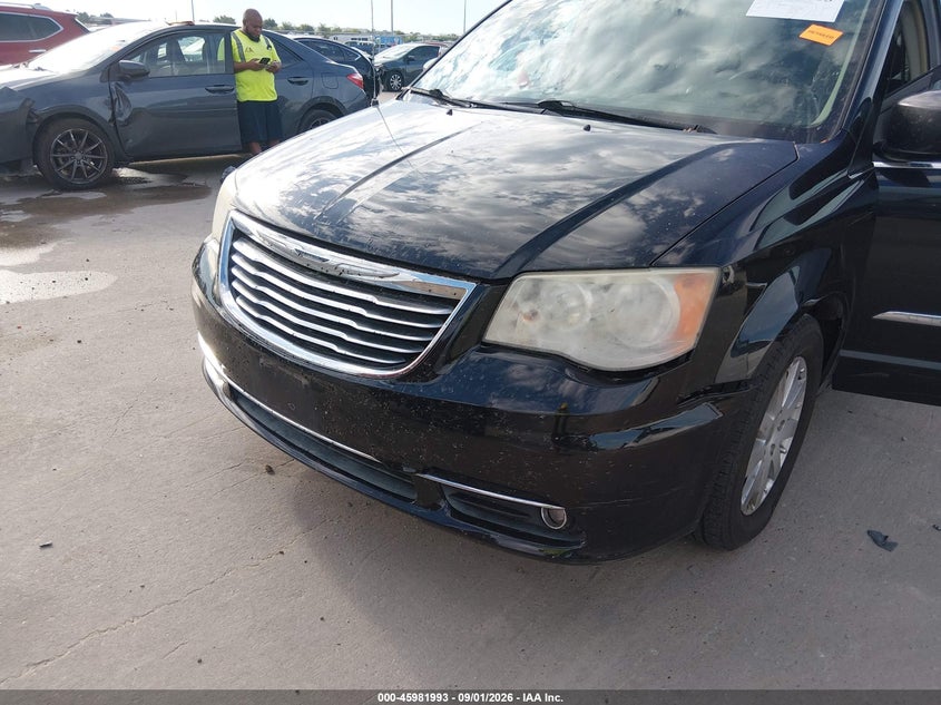2014 CHRYSLER TOWN & COUNTRY auction photo 6