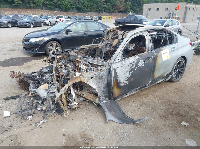 2024 BMW 3er, Engine Burn, IAAI, VIN 3MW49FF0XR8E27722 — photo 2