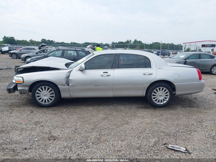 LINCOLN TOWN CAR 2004 VIN 1LNHM81W34Y636973