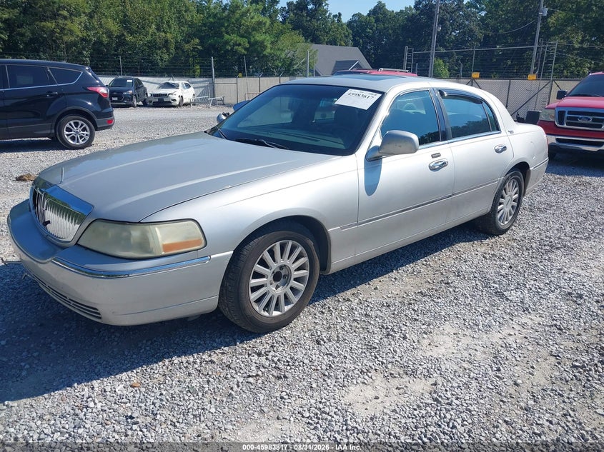 2005 Lincoln Town Car Signature Limited, All Over, IAAI, VIN 1LNHM82W55Y653788 — photo 2