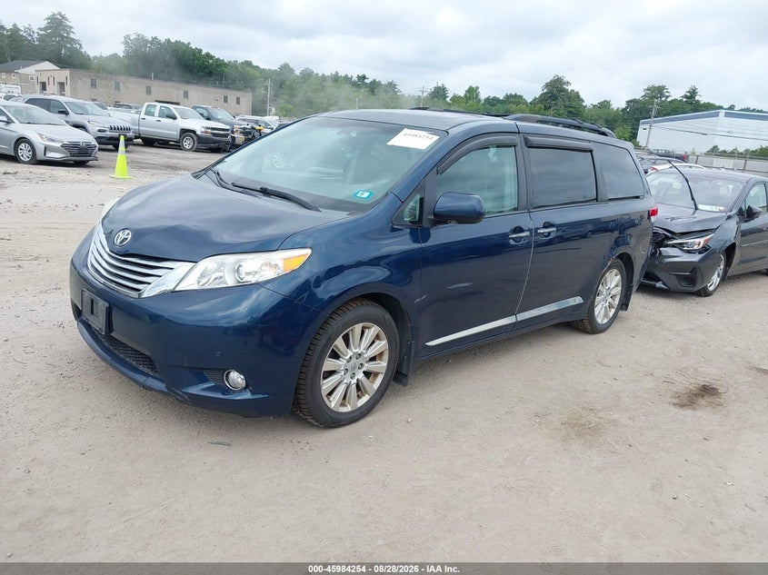 2011 TOYOTA SIENNA auction photo 2