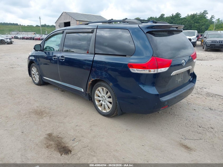 2011 TOYOTA SIENNA auction photo 3