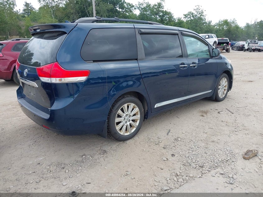 2011 TOYOTA SIENNA auction photo 4