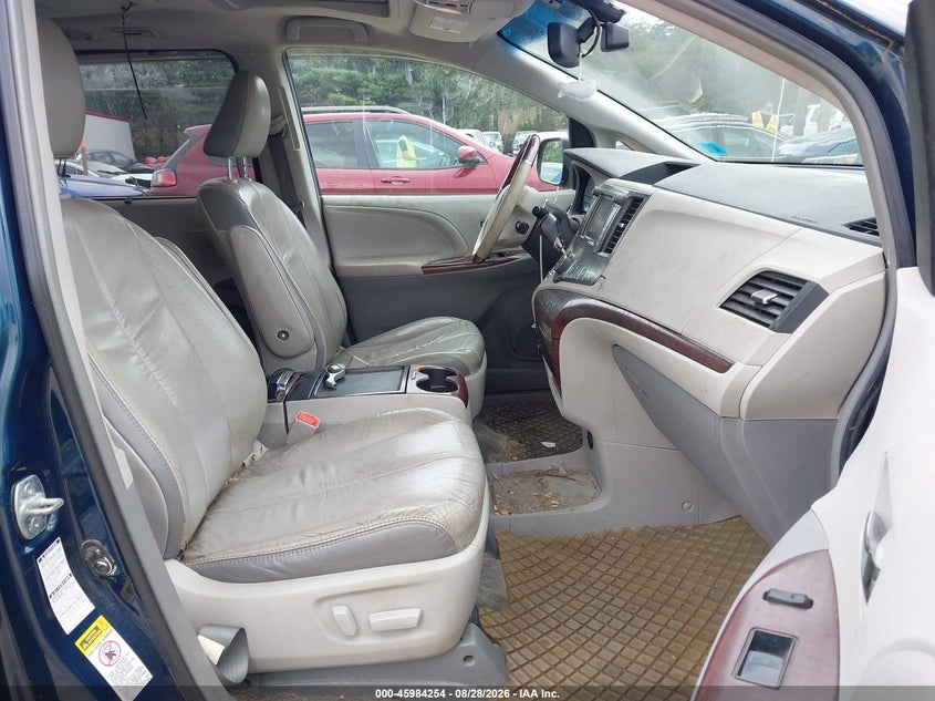 2011 TOYOTA SIENNA auction photo 5