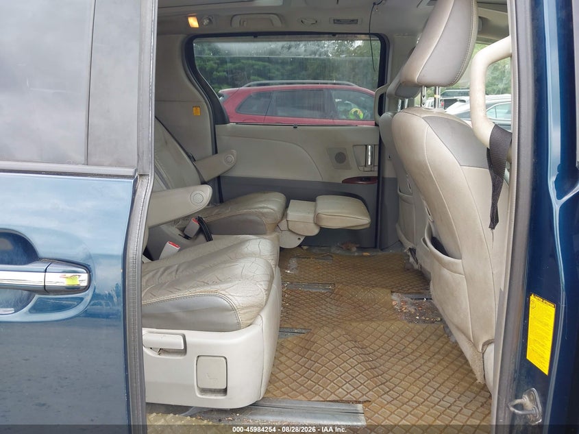 2011 TOYOTA SIENNA auction photo 8