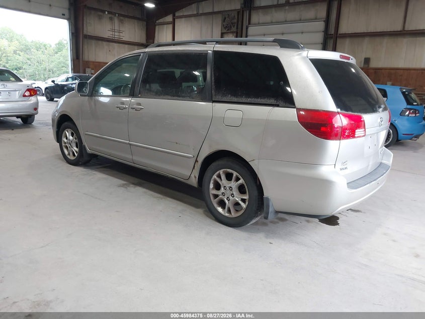 2004 TOYOTA SIENNA auction photo 3