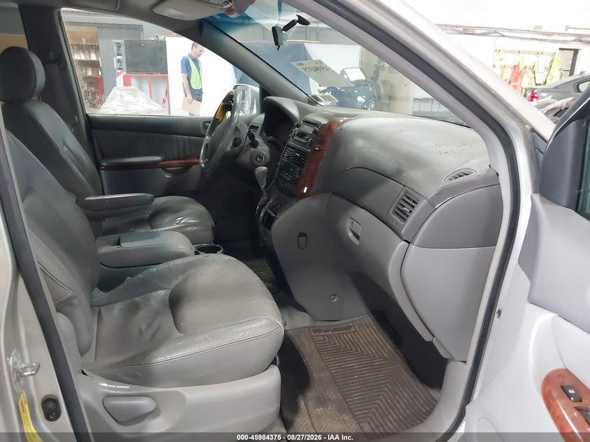 2004 TOYOTA SIENNA auction photo 5