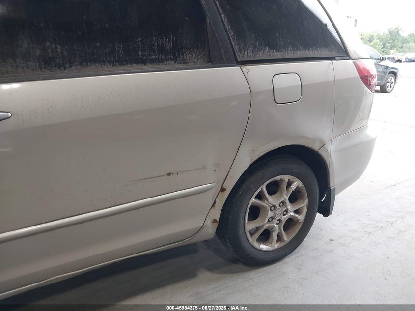 2004 TOYOTA SIENNA auction photo 6