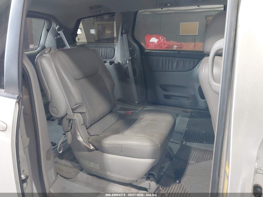 2004 TOYOTA SIENNA auction photo 8
