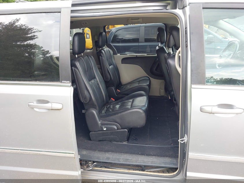 2013 CHRYSLER TOWN & COUNTRY auction photo 8