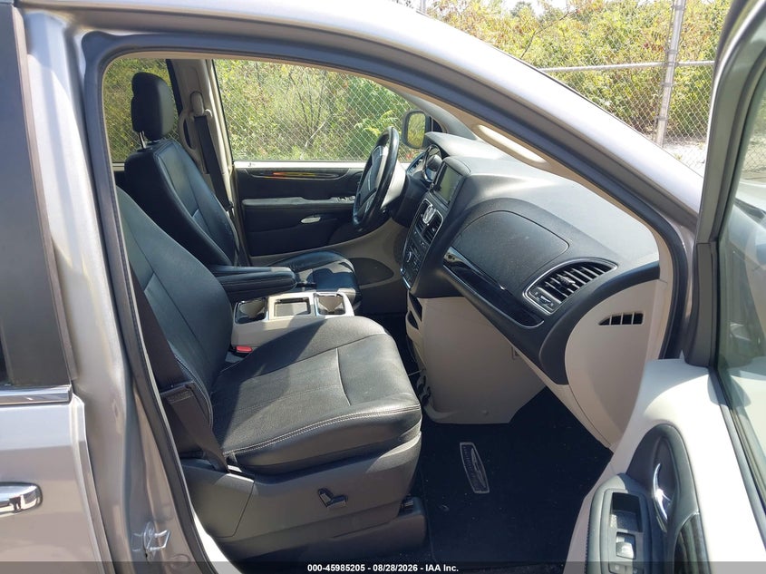 2016 CHRYSLER TOWN & COUNTRY auction photo 5
