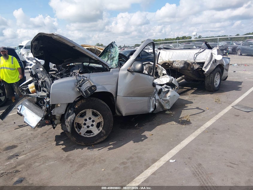 2005 Chevrolet Silverado, Storm Damage, IAAI, VIN 2GCEC13T551364676 — photo 2