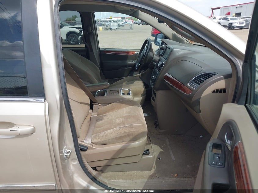 2013 CHRYSLER TOWN & COUNTRY auction photo 5
