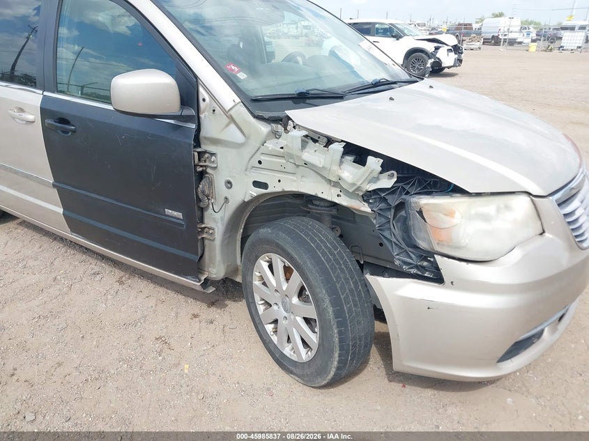 2013 CHRYSLER TOWN & COUNTRY auction photo 6