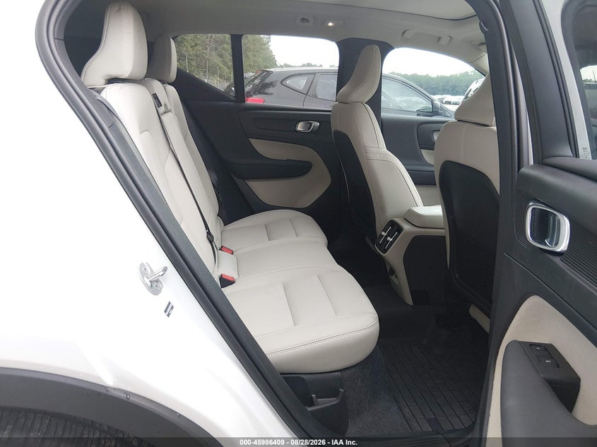 2025 VOLVO XC40 B5 PLUS DARK THEME · Фото 8
