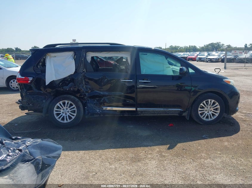 TOYOTA SIENNA - zdjęcie 14