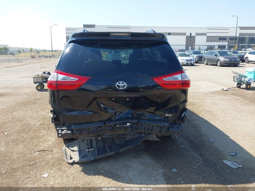 TOYOTA SIENNA - zdjęcie 17