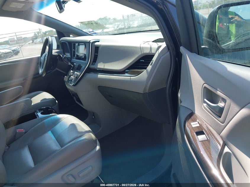 TOYOTA SIENNA - zdjęcie 5