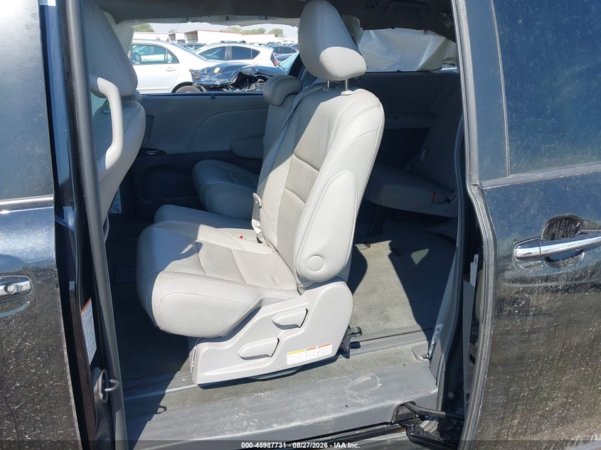 TOYOTA SIENNA - zdjęcie 8