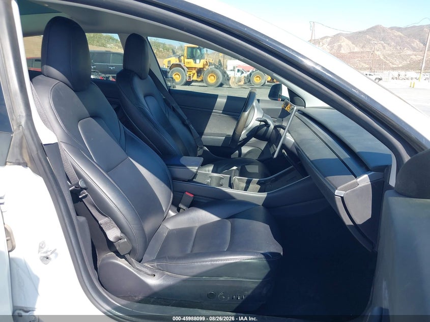 TESLA MODEL 3 - zdjęcie 5