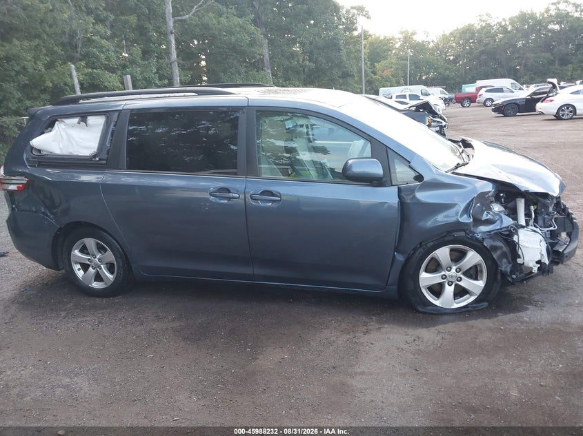 TOYOTA SIENNA - zdjęcie 13