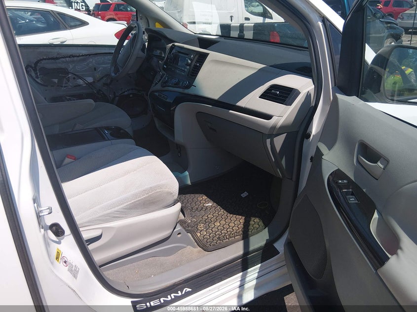 2011 TOYOTA SIENNA auction photo 5