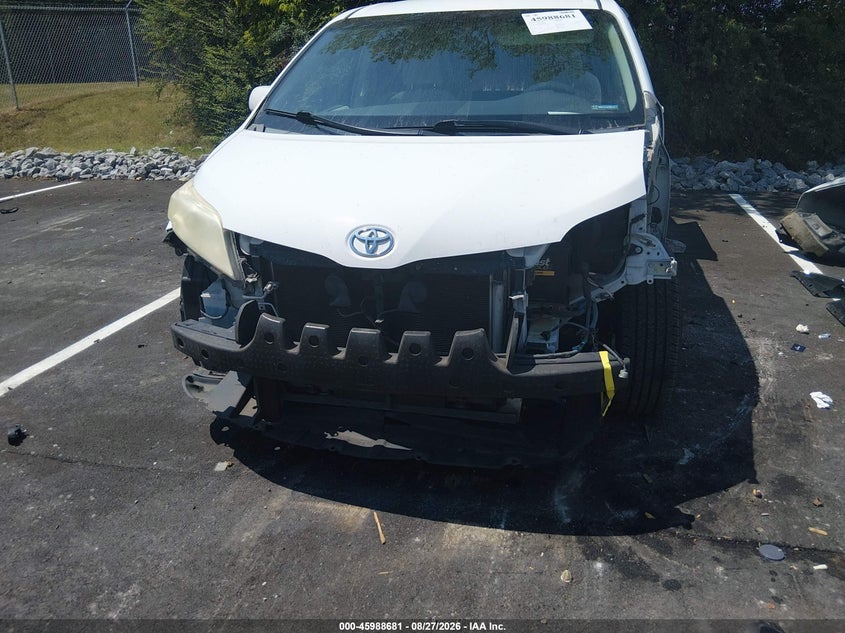 2011 TOYOTA SIENNA auction photo 6