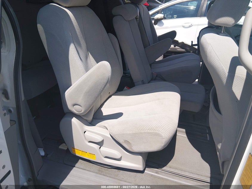 2011 TOYOTA SIENNA auction photo 8
