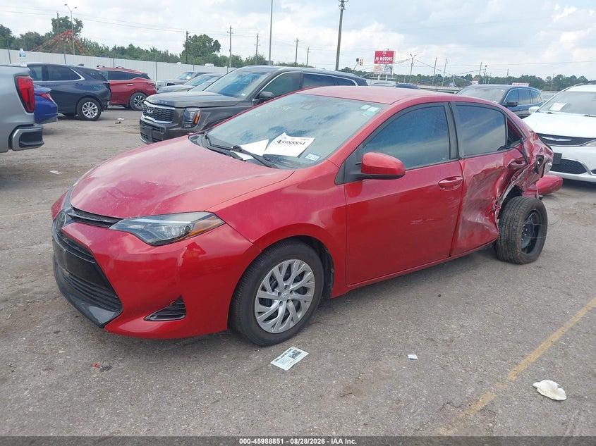 2018 Toyota Corolla, Левый бок, IAAI, VIN 5YFBURHE0JP832690 — фото 2