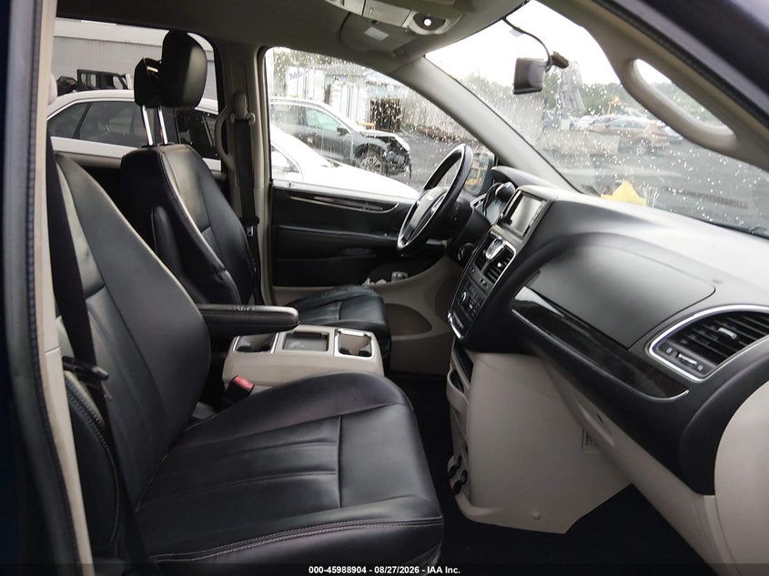 2014 CHRYSLER TOWN & COUNTRY auction photo 5
