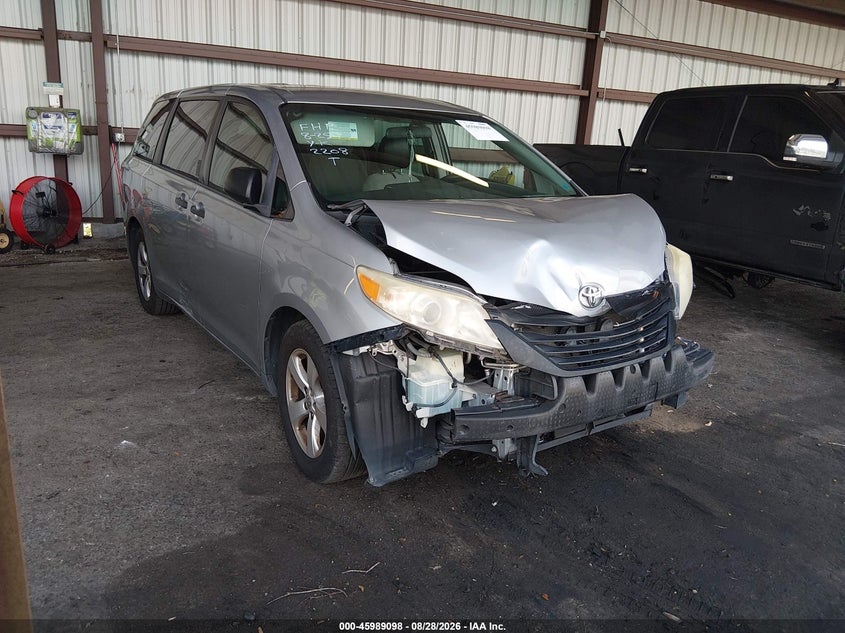 2016 TOYOTA SIENNA auction photo 1