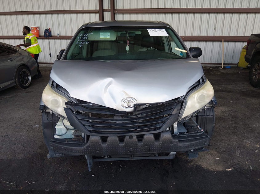 TOYOTA SIENNA - zdjęcie 12