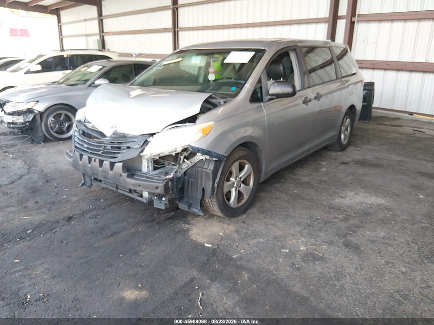 2016 TOYOTA SIENNA auction photo 2