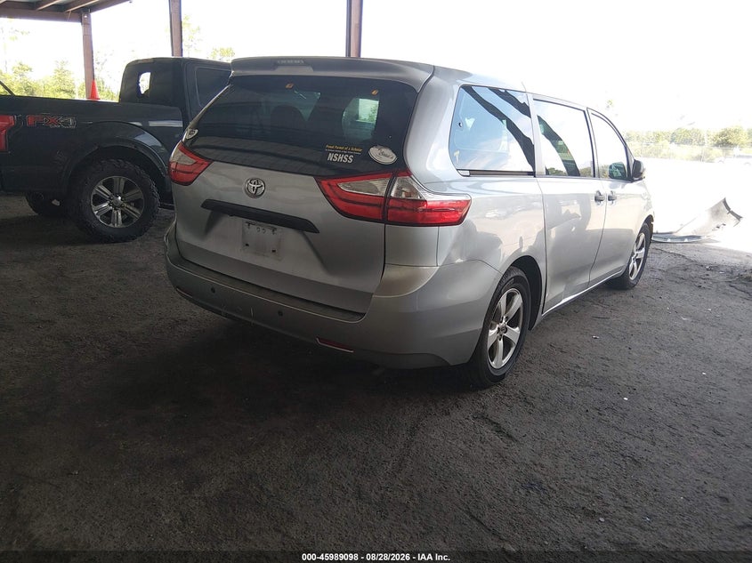 2016 TOYOTA SIENNA auction photo 4
