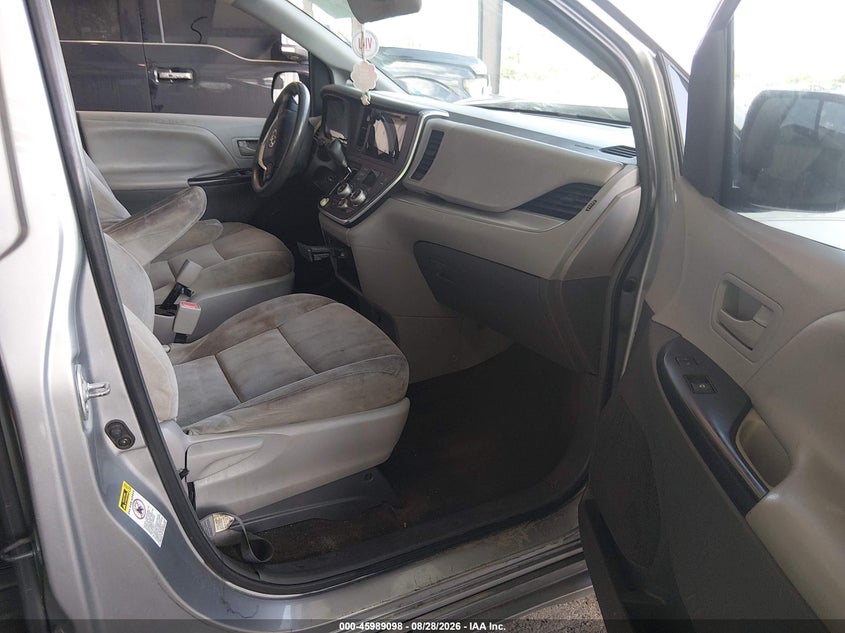 2016 TOYOTA SIENNA auction photo 5