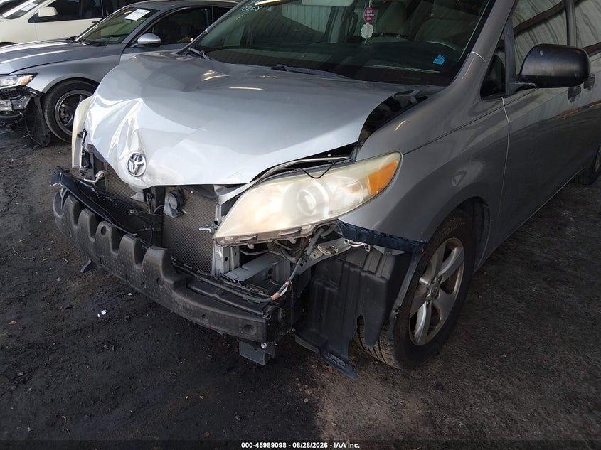 2016 TOYOTA SIENNA auction photo 6