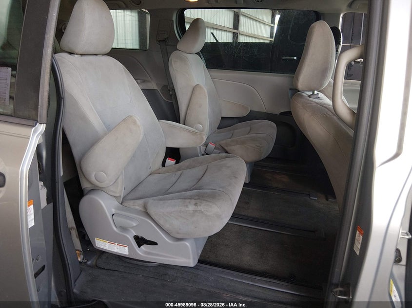 2016 TOYOTA SIENNA auction photo 8