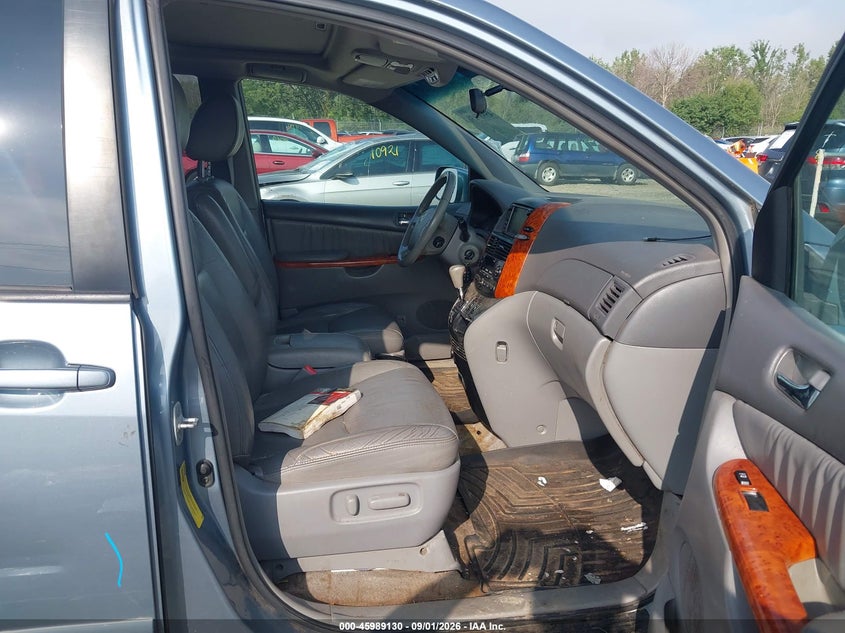 2010 TOYOTA SIENNA auction photo 5