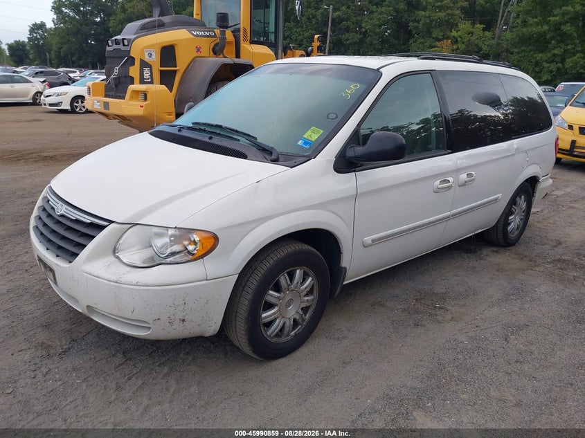 2006 CHRYSLER TOWN & COUNTRY auction photo 2