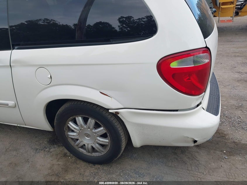 2006 CHRYSLER TOWN & COUNTRY auction photo 6