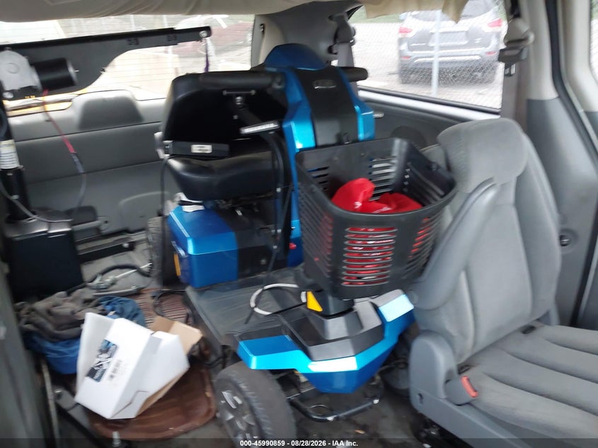 2006 CHRYSLER TOWN & COUNTRY auction photo 8